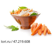 Чаша с вкусной рисовой лапшой и креветками на белом фоне. Стоковое фото, фотограф Pixel_shot / Фотобанк Лори
