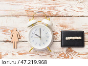Женская фигура с будильником, бумажником и словом ПЕНСИЯ на столе. Стоковое фото, фотограф Pixel_shot / Фотобанк Лори
