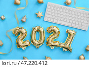 Новогодняя композиция с клавиатурой ПК на цветном фоне. Стоковое фото, фотограф Pixel_shot / Фотобанк Лори