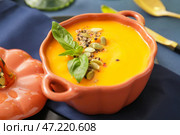 Вкусный крем-суп из тыквы в горшочке на столе, крупным планом. Стоковое фото, фотограф Pixel_shot / Фотобанк Лори