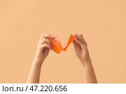Женские руки, разрывая пластиковый стаканчик на цветном фоне. Концепция экологии. Стоковое фото, фотограф Pixel_shot / Фотобанк Лори