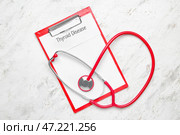 Буфер обмена с текстом щитовидной железы и стетоскоп на белом фоне. Стоковое фото, фотограф Pixel_shot / Фотобанк Лори