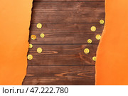 Бумажные смайлы на деревянном фоне. Стоковое фото, фотограф Pixel_shot / Фотобанк Лори