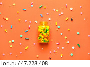 Бутылка с таблетками на цветном фоне. Стоковое фото, фотограф Pixel_shot / Фотобанк Лори
