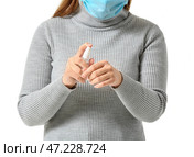 Женщина в защитной маске и с дезинфицирующим средством на белом фоне. Понятие эпидемии. Стоковое фото, фотограф Pixel_shot / Фотобанк Лори