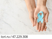 Женские руки с лентой осведомленности на белом фоне. Концепция диабета. Стоковое фото, фотограф Pixel_shot / Фотобанк Лори