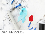 Лента осведомленности с тест-полосками для глюкометра и шприца на белом фоне. Концепция диабета. Стоковое фото, фотограф Pixel_shot / Фотобанк Лори