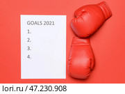 Пустой список дел на 2021 год в боксерских перчатках на цветном фоне. Стоковое фото, фотограф Pixel_shot / Фотобанк Лори