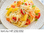 Тарелка с вкусной пастой примавера, крупным планом. Стоковое фото, фотограф Pixel_shot / Фотобанк Лори
