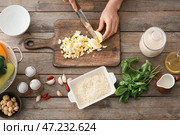 Женщина готовит рисовую запеканку на столе, вид сверху. Стоковое фото, фотограф Pixel_shot / Фотобанк Лори