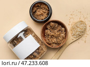 Баночки со скрабом для тела и морской солью на цветном фоне, крупным планом. Стоковое фото, фотограф Pixel_shot / Фотобанк Лори