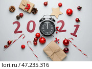 Новогодняя композиция с будильником и цифрой 2021 на светлом фоне. Стоковое фото, фотограф Pixel_shot / Фотобанк Лори
