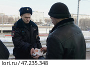 Полицейский проверяет документы у гражданина на станции Лужники". Москва (2017 год). Редакционное фото, фотограф Free Wind / Фотобанк Лори