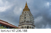 Beautiful multi-tiered Chinese pagoda Ban Po Thar against the sky and clouds. Columns, terraces, wall ornaments, roofs with curved edges. The spire is at the top. Kek Lok Si Temple. Malaysia. Penang (2023 год). Стоковое фото, фотограф Вера Ивановна Кубарева / Фотобанк Лори
