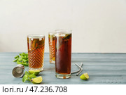 Бокалы вкусного коктейля Cuba Libre на столе. Стоковое фото, фотограф Pixel_shot / Фотобанк Лори