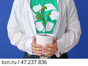 Человек в футболке со знаком переработки и заводом на цветном фоне. Концепция экологии. Стоковое фото, фотограф Pixel_shot / Фотобанк Лори