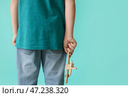 Маленький мальчик с аутичным расстройством и игрушкой на цветном фоне. Стоковое фото, фотограф Pixel_shot / Фотобанк Лори