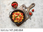 Композиция со сковородкой из блинчиков и клубникой на светлом фоне. Стоковое фото, фотограф Pixel_shot / Фотобанк Лори