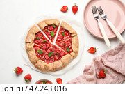 Композиция с вкусной клубничной галетой и ягодами на светлом фоне. Стоковое фото, фотограф Pixel_shot / Фотобанк Лори