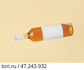Бутылка вина с пустой этикеткой на цветном фоне. Мокап для дизайна. Стоковое фото, фотограф Pixel_shot / Фотобанк Лори