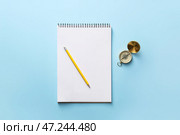 Блокнот с циркулем и карандашом на цветном фоне. Стоковое фото, фотограф Pixel_shot / Фотобанк Лори