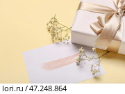 Открытка с текстом VIELEN DANK, цветами и подарочной коробкой на бежевом фоне. Стоковое фото, фотограф Pixel_shot / Фотобанк Лори