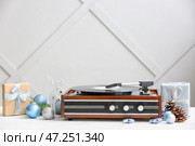 Рекордный игрок и новогодний декор на столе. Стоковое фото, фотограф Pixel_shot / Фотобанк Лори