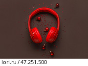 Композиция с современными наушниками, елочными шарами и пайетками на темном фоне. Стоковое фото, фотограф Pixel_shot / Фотобанк Лори