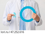 Женщина-врач с лентой осведомленности и кольцом на светлом фоне, крупным планом. Концепция диабета. Стоковое фото, фотограф Pixel_shot / Фотобанк Лори