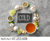 Чашка здорового чесночного чая на фоне гранж. Стоковое фото, фотограф Pixel_shot / Фотобанк Лори
