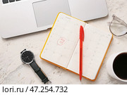 Календарь с отмеченным выходным днем на рабочем месте. Стоковое фото, фотограф Pixel_shot / Фотобанк Лори