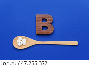 Таблетки витамина В на цветном фоне. Стоковое фото, фотограф Pixel_shot / Фотобанк Лори