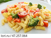 Тарелка с вкусной пастой примавера, крупным планом. Стоковое фото, фотограф Pixel_shot / Фотобанк Лори