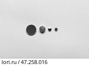 Литиевые кнопочные батареи на светлом фоне. Стоковое фото, фотограф Pixel_shot / Фотобанк Лори