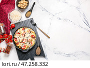 Форма для запекания с вкусной рисовой запеканкой на столе. Стоковое фото, фотограф Pixel_shot / Фотобанк Лори
