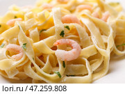 Тарелка вкусной пасты с креветками на деревянном столе, крупным планом. Стоковое фото, фотограф Pixel_shot / Фотобанк Лори
