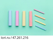 Композиция разноцветными мелками на цветном фоне. Стоковое фото, фотограф Pixel_shot / Фотобанк Лори