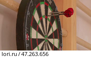 Darts hit the dartboard during the competition. Стоковое видео, видеограф Алексей Сергеев / Фотобанк Лори