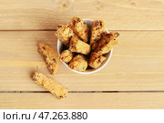 Чашка с вкусным печеньем бискотти на деревянном столе. Стоковое фото, фотограф Pixel_shot / Фотобанк Лори