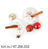 Стаканы вкусного коктейля из гоголя-моголь и новогодние шары на белом фоне. Стоковое фото, фотограф Pixel_shot / Фотобанк Лори
