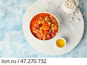Чаша с вкусной пастой и фасолью на цветном фоне. Стоковое фото, фотограф Pixel_shot / Фотобанк Лори