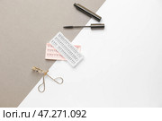 Тушь, наращивание ресниц и бигуди на бело-сером фоне. Стоковое фото, фотограф Pixel_shot / Фотобанк Лори