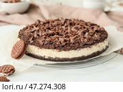 Вкусный шоколадный чизкейк на белом столе. Стоковое фото, фотограф Pixel_shot / Фотобанк Лори