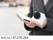Красивая журналистка с микрофоном на улице, крупным планом. Стоковое фото, фотограф Pixel_shot / Фотобанк Лори