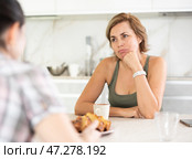 Woman visited female friend and is chatting about problem and drinking coffee tea. Стоковое фото, фотограф Яков Филимонов / Фотобанк Лори
