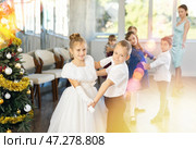 Tween boy and girl performing waltz during Christmas event at school. Стоковое фото, фотограф Яков Филимонов / Фотобанк Лори