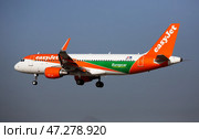 EasyJet OE-IVT Airbus landing in El Prat Airport in Barcelona (2020 год). Редакционное фото, фотограф Яков Филимонов / Фотобанк Лори