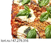 Вкусный итальянский пирог с моцареллой и соусом песто на белом фоне, крупным планом. Стоковое фото, фотограф Pixel_shot / Фотобанк Лори