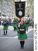 St. Patrick's day celebration parade - musicians in Irish kilts with bagpipes marching in the street (2024 год). Редакционное фото, фотограф Дмитрий Рухленко / Фотобанк Лори