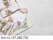 Композиция с открыткой, подарочными коробками, блокнотом и цветами эустомы на светлом фоне. Стоковое фото, фотограф Pixel_shot / Фотобанк Лори